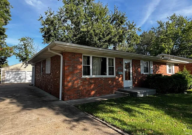 Photo 2 of Sale Pending at 1726 Dianne Ave, Evansville, IN 47714 | MLS# 202638017 | Listing updated on 2026-10-02