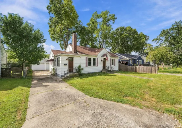 Photo 3 of Sale Pending at 301 E Cowing Dr, Muncie, IN 47303 | MLS# 202638234 | Listing updated on 2026-10-02
