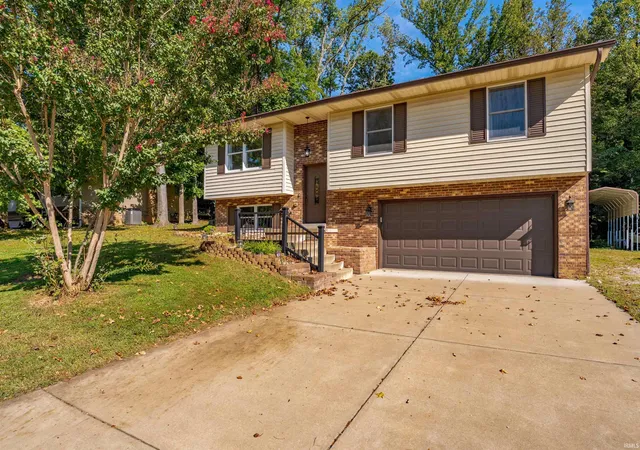 Photo 1 of Sale Pending at 1207 Westwood Hills Dr, Evansville, IN 47720 | MLS# 202638689 | Listing updated on 2026-10-02