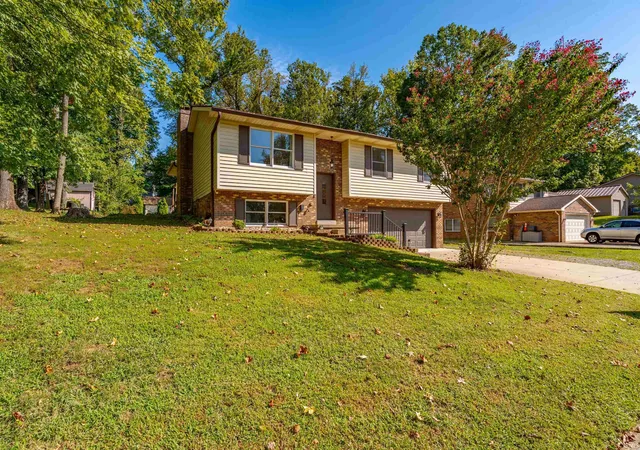 Photo 2 of Sale Pending at 1207 Westwood Hills Dr, Evansville, IN 47720 | MLS# 202638689 | Listing updated on 2026-10-02