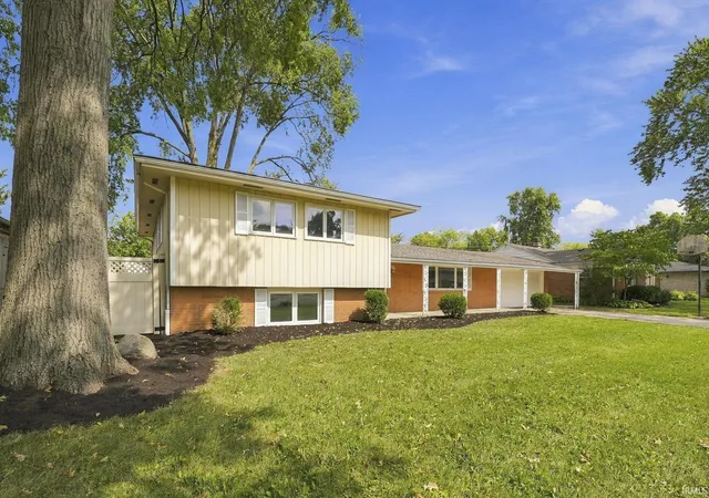 Photo 3 of Manufactured home for sale at 2304 W Cambridge Dr, Muncie, IN 47304 | MLS# 202638862 | Listing updated on 2026-10-14