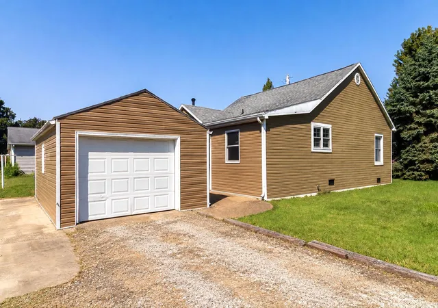 Photo 3 of Sale Pending at 205 E South St, Fort Branch, IN 47648 | MLS# 202638937 | Listing updated on 2026-10-20