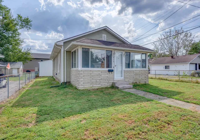 Photo 2 of Sale Pending at 315 E Oak St, Oakland City, IN 47660 | MLS# 202638976 | Listing updated on 2026-09-24