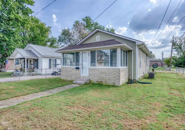 Photo 3 of Sale Pending at 315 E Oak St, Oakland City, IN 47660 | MLS# 202638976 | Listing updated on 2026-09-24
