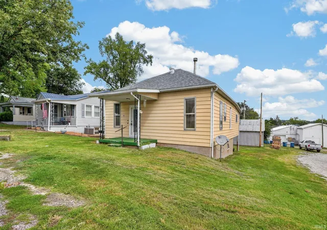 Photo 2 of Manufactured home for sale at 907 Landes St, Mount Carmel, IL 62863 | MLS# 202639273 | Listing updated on 2026-10-19
