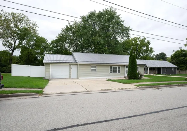 Photo 3 of Manufactured home for sale at 1104 Town St, Kendallville, IN 46755 | MLS# 202639429 | Listing updated on 2026-10-24
