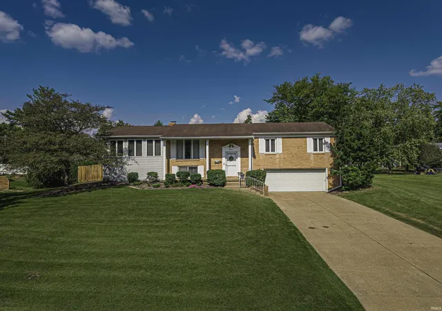 Photo 1 of Sale Pending at 2906 Mockingbird Ln, Evansville, IN 47710 | MLS# 202639479 | Listing updated on 2026-10-07