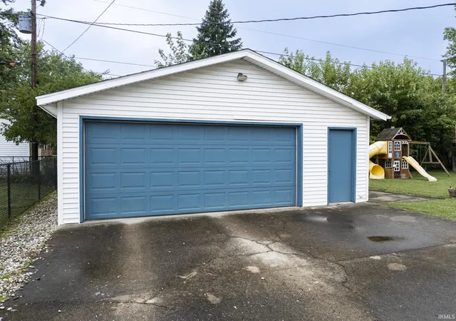 Photo 3 of Sale Pending at 2405 N Colonial Ln, Muncie, IN 47304 | MLS# 202639572 | Listing updated on 2026-10-14