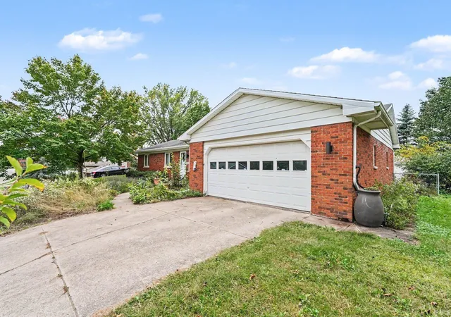 Photo 2 of Sale Pending at 2633 Arrowhead Dr, South Bend, IN 46628 | MLS# 202639802 | Listing updated on 2026-09-30