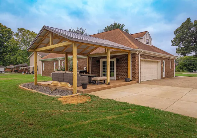 Photo 3 of Single family home for sale at 118 S Peerless Rd, Evansville, IN 47712 | MLS# 202639958 | Listing updated on 2026-10-21