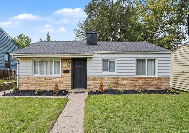 Manufactured home for sale at 1929 Swygart Ave, South Bend, IN 46613 | MLS# 202640161