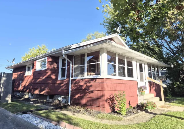 Photo 3 of Manufactured home for sale at 927 Oaklawn St, South Bend, IN 46615 | MLS# 202640218 | Listing updated on 2026-10-22