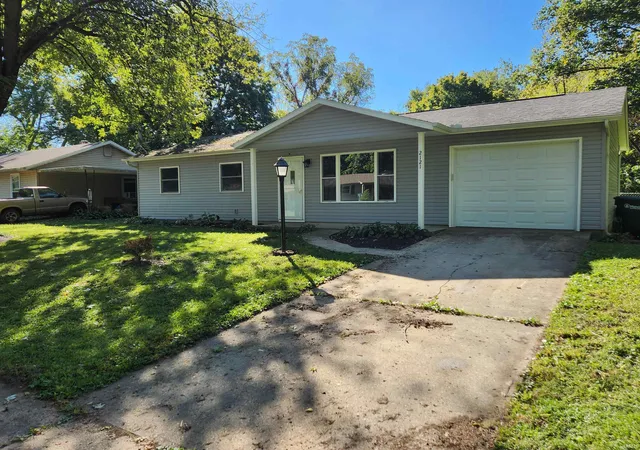 Photo 2 of Sale Pending at 2121 W Thomas Dr, Muncie, IN 47302 | MLS# 202640343 | Listing updated on 2026-10-04
