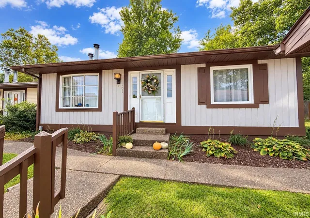 Photo 1 of Sale Pending at 1701 Village Ln, Evansville, IN 47725 | MLS# 202640528 | Listing updated on 2026-10-18
