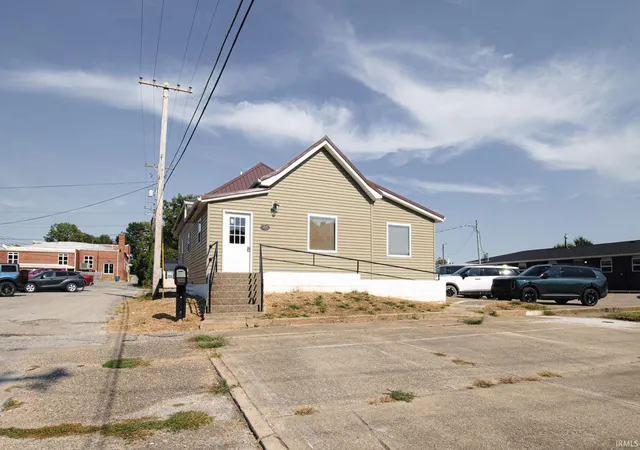 Photo 3 of Manufactured home for sale at 715 Chestnut St, Mount Carmel, IL 62863 | MLS# 202640537 | Listing updated on 2026-09-30