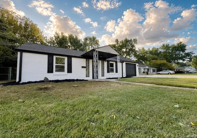 Photo 2 of Sale Pending at 218 S Iroquois Dr, Evansville, IN 47714 | MLS# 202640593 | Listing updated on 2026-10-02