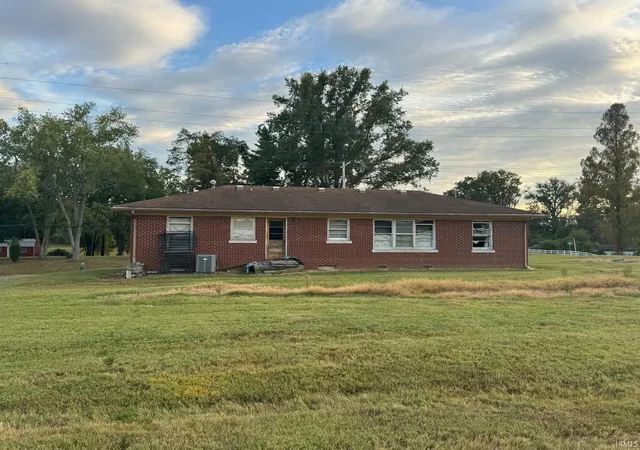 Photo 1 of Sale Pending at 6922 Oak Grv Rd, Newburgh, IN 47630 | MLS# 202640648 | Listing updated on 2026-10-01
