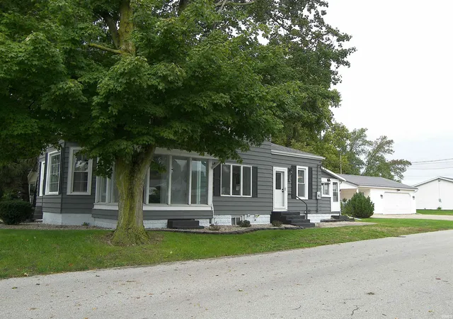 Photo 3 of Single family home for sale at 402 W Rochester St, Akron, IN 46910 | MLS# 202640986 | Listing updated on 2026-10-08