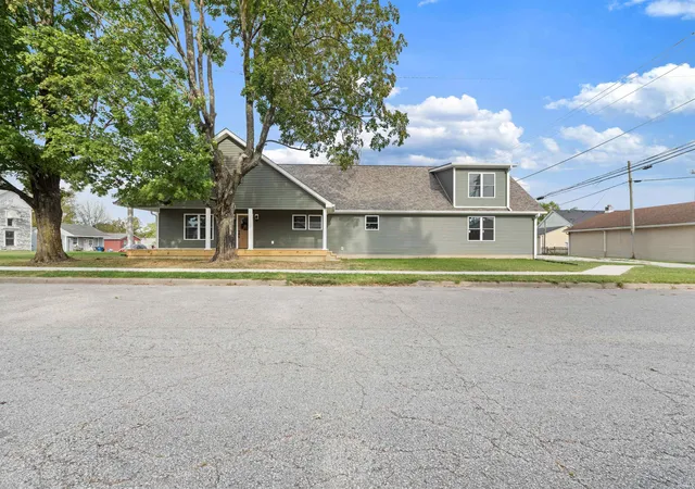 Single family home for sale at 324 W Warren St, Mitchell, IN 47446 | MLS# 202641367