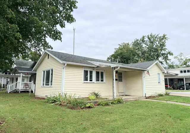 Manufactured home for sale at 1308 Poplar St, Winona Lake, IN 46590 | MLS# 202641387
