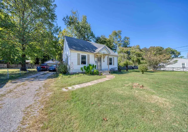 Photo 3 of Sale Pending at 1913 Hicks Dr, Evansville, IN 47714 | MLS# 202641437 | Listing updated on 2026-10-10