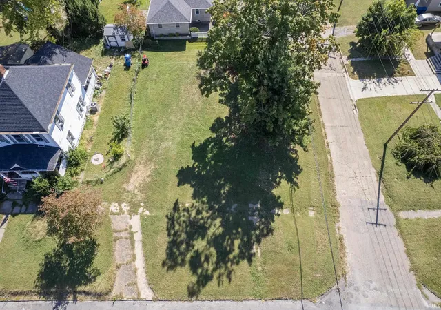 Photo 3 of Sale Pending at 131 W 2nd Street, Mount Carmel, IL 62863 | MLS# 202641630 | Listing updated on 2026-10-12