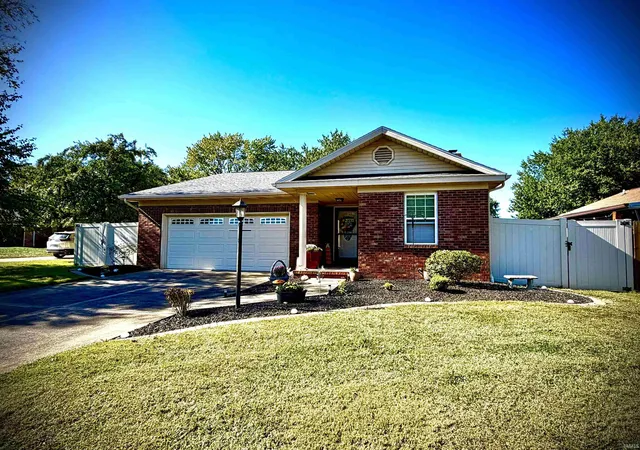 Photo 1 of Sale Pending at 2900 Turnberry Ln, Evansville, IN 47711 | MLS# 202642131 | Listing updated on 2026-10-18