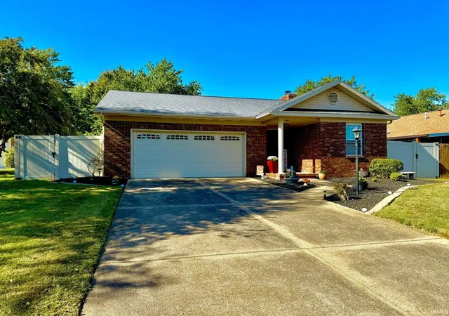 Photo 2 of Sale Pending at 2900 Turnberry Ln, Evansville, IN 47711 | MLS# 202642131 | Listing updated on 2026-10-18