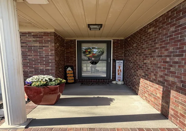 Photo 3 of Sale Pending at 2900 Turnberry Ln, Evansville, IN 47711 | MLS# 202642131 | Listing updated on 2026-10-18