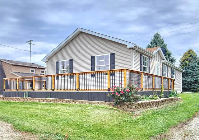 Manufactured home for sale at 9827 N Lincoln Rd, Syracuse, IN 46567 | MLS# 202642205