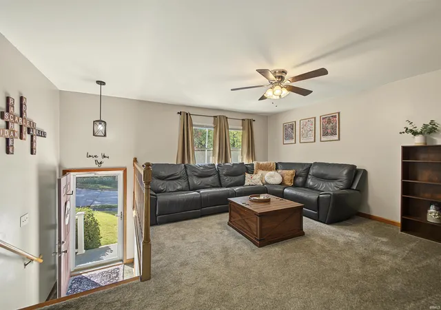 Photo 3 of Sale Pending at 1013 Cross Gate Dr, Evansville, IN 47710 | MLS# 202642216 | Listing updated on 2026-10-19