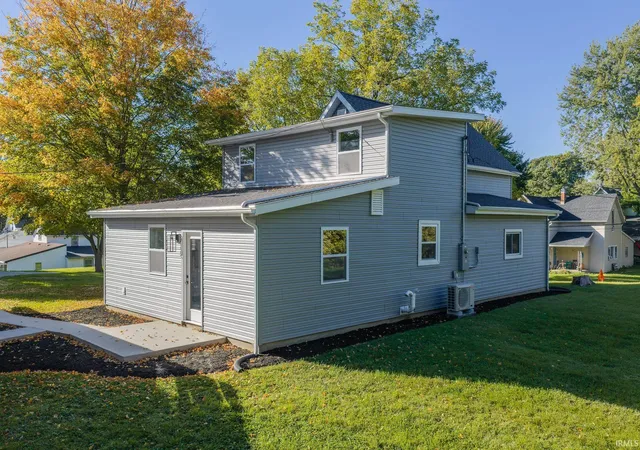 Photo 3 of Single family home for sale at 585 Walnut St, Wabash, IN 46992 | MLS# 202642265 | Listing updated on 2026-10-13
