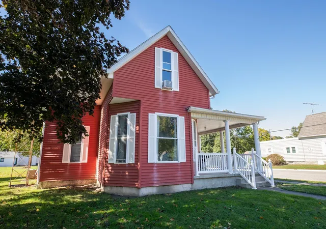 Photo 2 of Single family home for sale at 600 Fulton St, Rochester, IN 46975 | MLS# 202642325 | Listing updated on 2026-10-26