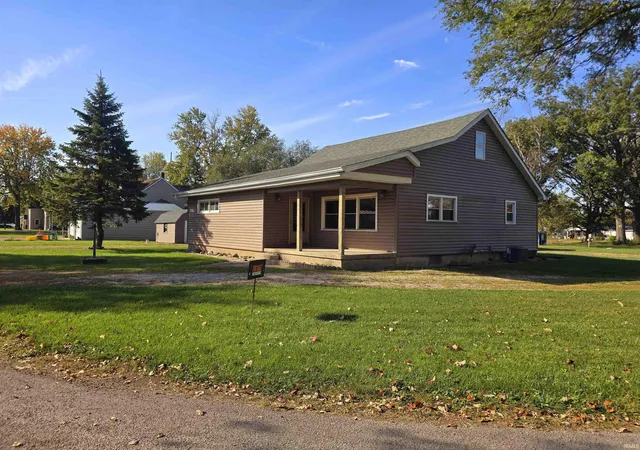Manufactured home for sale at 102 N East St, Hartford City, IN 47348 | MLS# 202642455