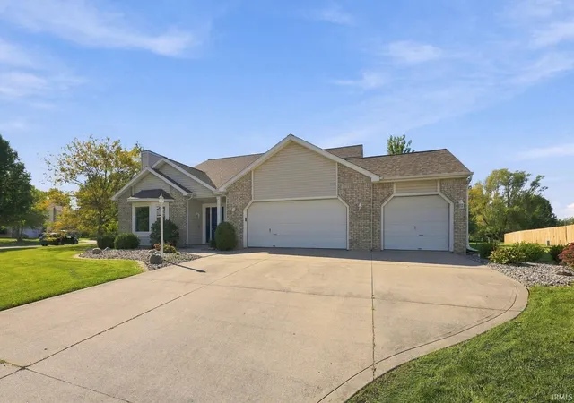 Photo 3 of Sale Pending at 9424 Greyhawk Dr, Fort Wayne, IN 46835 | MLS# 202642475 | Listing updated on 2026-10-20
