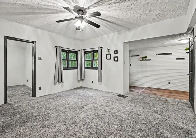 Photo 3 of Manufactured home for sale at 520 Logan St, Warsaw, IN 46580 | MLS# 202642535 | Listing updated on 2026-10-27