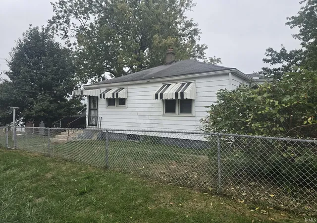 Photo 3 of Manufactured home for sale at 1944 W 10th Street, Muncie, IN 47302 | MLS# 202642624 | Listing updated on 2026-10-14