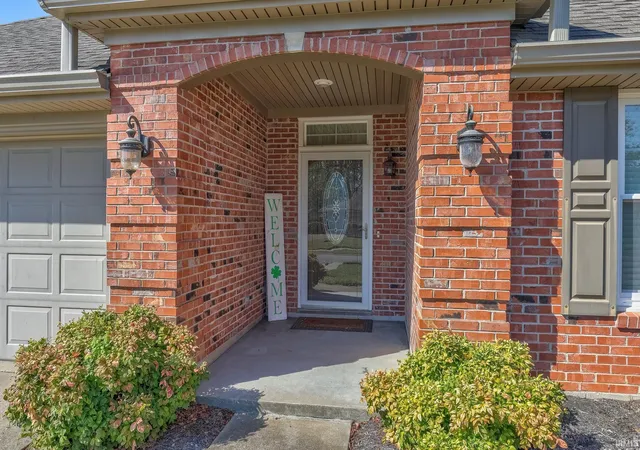 Photo 2 of Sale Pending at 1837 Colonnade Ct, Evansville, IN 47715 | MLS# 202642669 | Listing updated on 2026-10-17