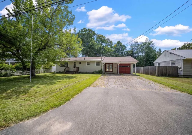 Photo 2 of Single family home for sale at 133 Lafayette St, Laconia, NH 03246 | MLS# 5077378 | Listing updated on 2026-09-21