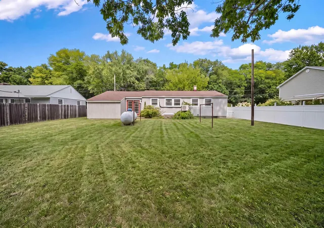Photo 4 of Single family home for sale at 133 Lafayette St, Laconia, NH 03246 | MLS# 5077378 | Listing updated on 2026-09-21