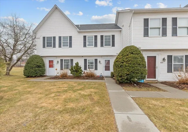 Photo 2 of Townhouse for sale at 433 Westview Cir, Williston, VT 05495 | MLS# 5081981 | Listing updated on 2026-09-12