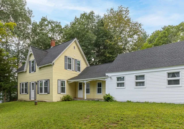 Photo 2 of Single family home for sale at 12 Church St, Bradford, NH 03221 | MLS# 5085024 | Listing updated on 2026-10-16