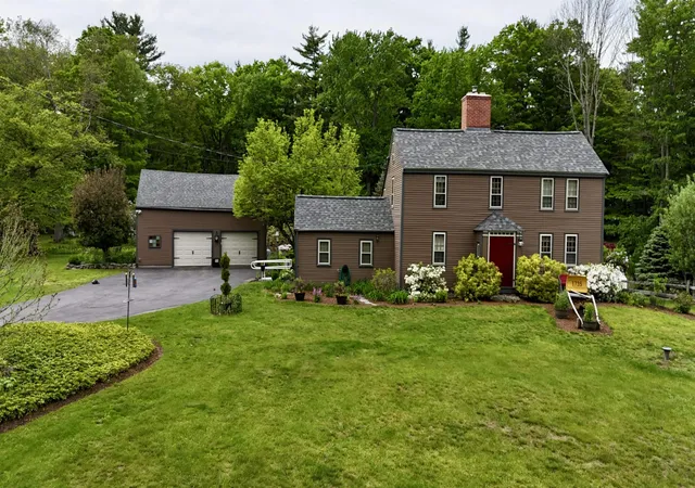 Photo 2 of Single family home for sale at 32 Sandown Rd, Danville, NH 03819 | MLS# 5092529 | Listing updated on 2026-09-04