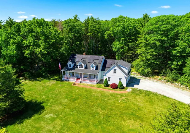 Photo 3 of Single family home for sale at 957 Back Mountain Rd, Goffstown, NH 03045 | MLS# 5093092 | Listing updated on 2026-09-02