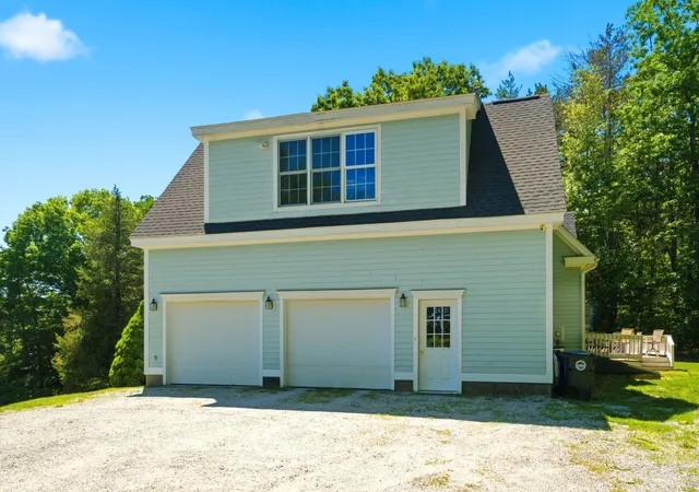 Photo 4 of Single family home for sale at 957 Back Mountain Rd, Goffstown, NH 03045 | MLS# 5093092 | Listing updated on 2026-09-02