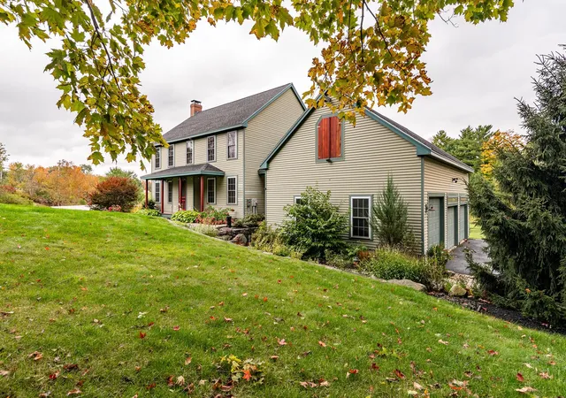 Single family home for sale at 8 Old Ml Ln, Rollinsford, NH 03869 | MLS# 5096739