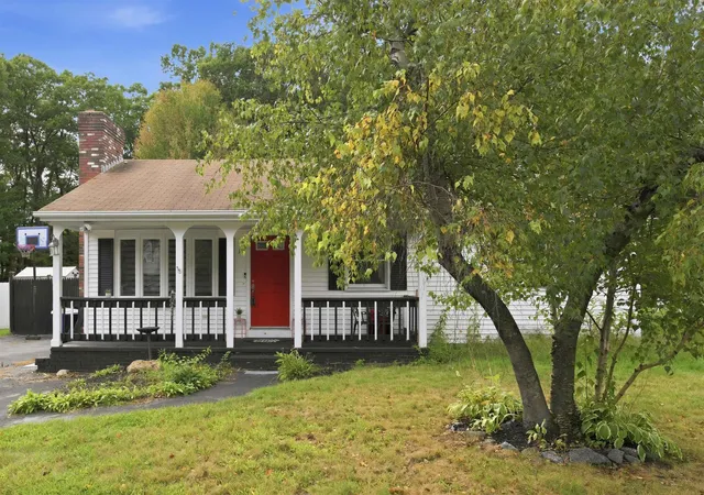 Photo 1 of Single family home for sale at 141 Hoyt St, Manchester, NH 03103 | MLS# 5098138 | Listing updated on 2026-10-14