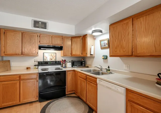 Photo 4 of Condo for sale at 297 College St #6C, Burlington, VT 05401 | MLS# 5098684 | Listing updated on 2026-10-01