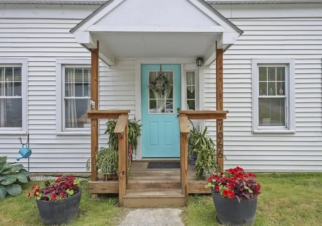 Single family home for sale at 7066 Main St, Readsboro, VT 05350 | MLS# 5098898