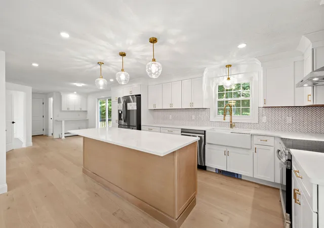 Photo 2 of Single family home for sale at 4 Elijah Hill Ln, Londonderry, NH 03053 | MLS# 5099058 | Listing updated on 2026-09-16